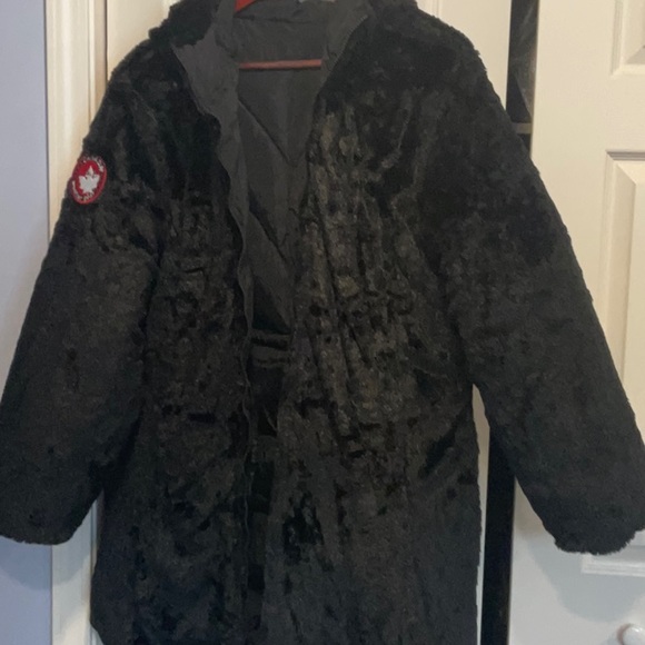 EUC Canada Weather Gear fully reversible black parka to fluffy faux fur. - Picture 8 of 11
